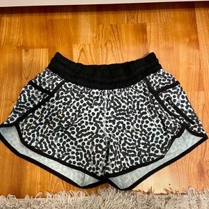 Lululemon Tracker shorts 4”